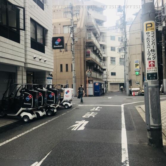 ウィンド渋谷ビルのビル前面道路