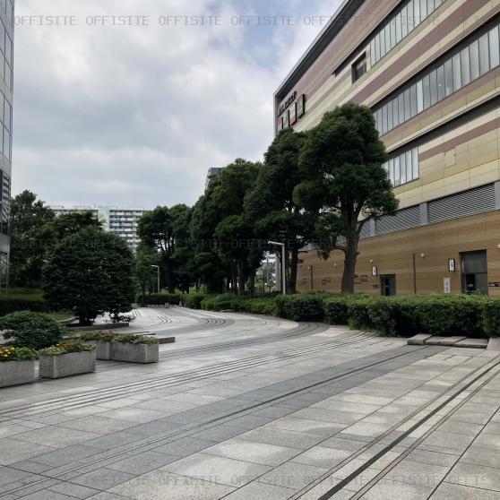 新川崎ツインタワーの前面歩道