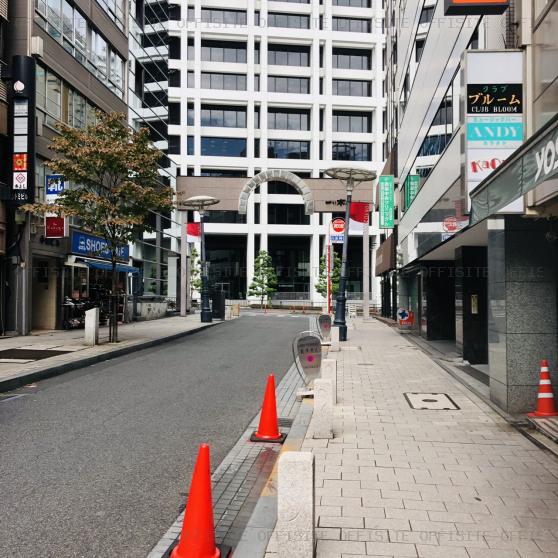東都赤坂ビルのビル前面道路