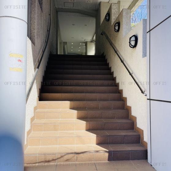 セレクトガーデン池袋ビルのエントランスへの階段