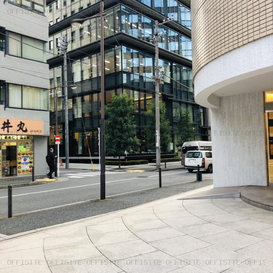 日本弘道会ビルの前面歩道