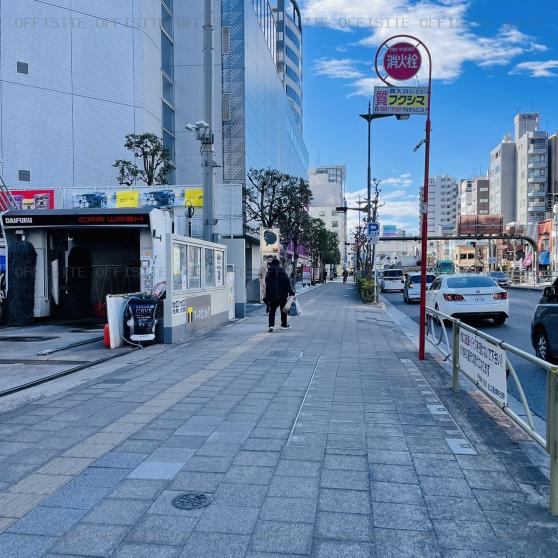 両国シティコアビルの前面歩道