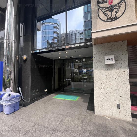 TSUTSUI横浜ビルのオフィスビル出入口