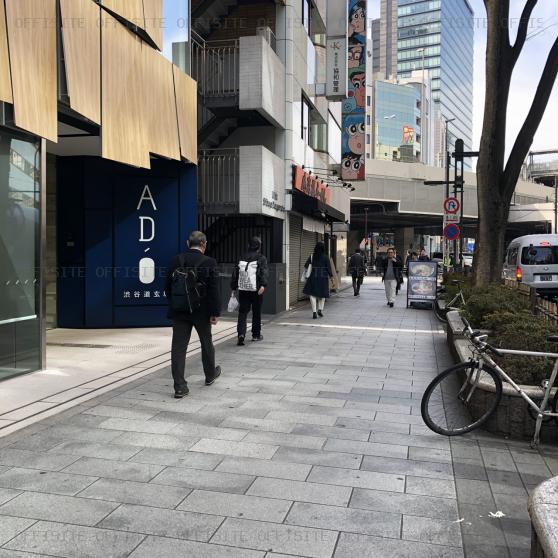 ＡＤ－Ｏ渋谷道玄坂のビル前面歩道