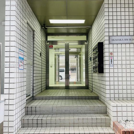 赤坂HMビルのオフィスビル出入口