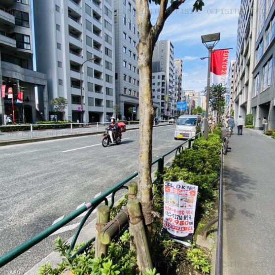 四谷メディカルビルのビル前面道路