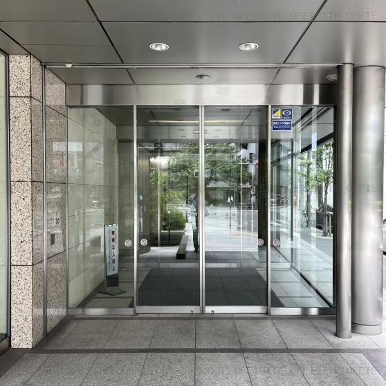 小網町安田ビルのオフィスビル出入口