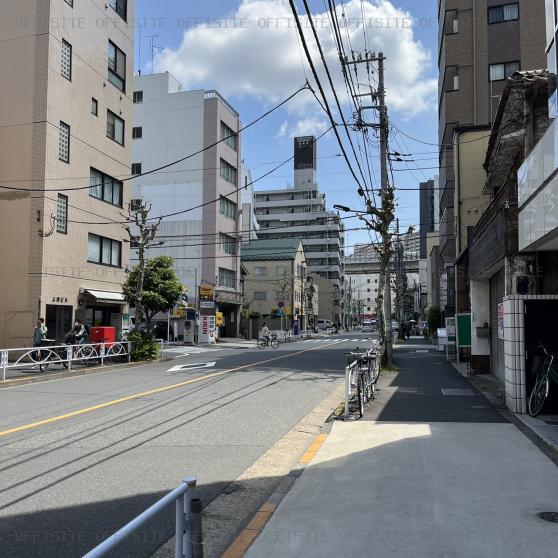 ベンキョウドービルの前面道路