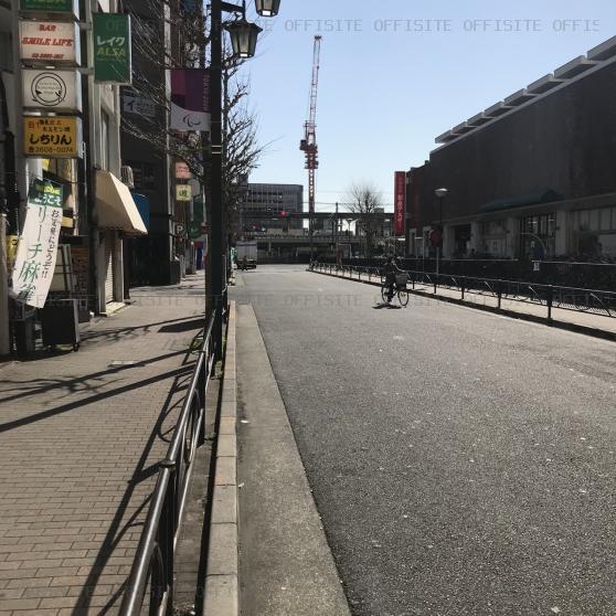 ステーションゲート金町のビル前面道路