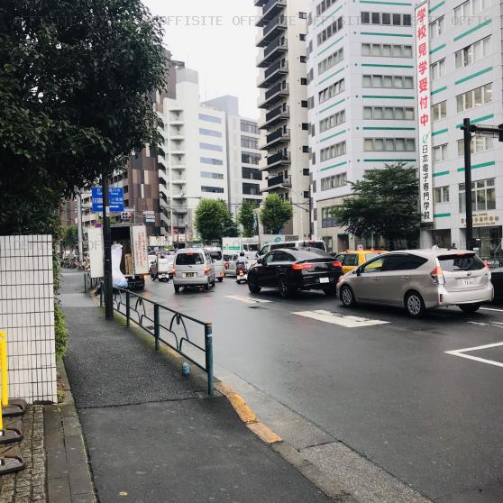 西新宿プライムスクエアのビル前面道路