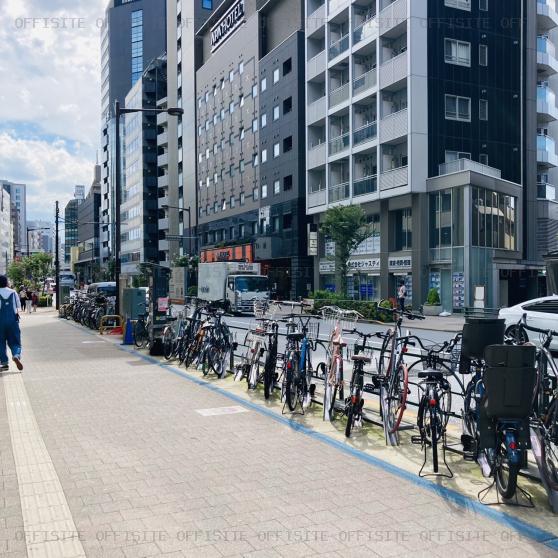 西新宿ＩＫビルのビル前面道路