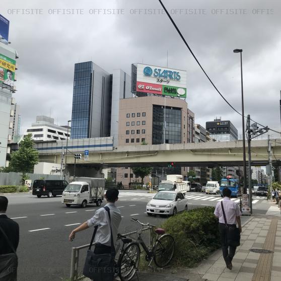 平和会館のビル前面道路