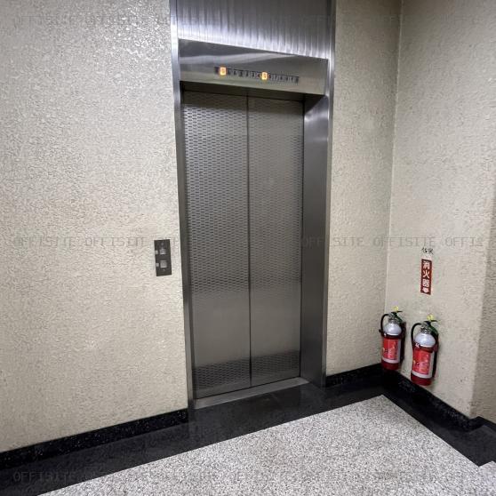ＬＩＳＴＥＡＳＴ ＢＬＤ.の人荷用エレベーター