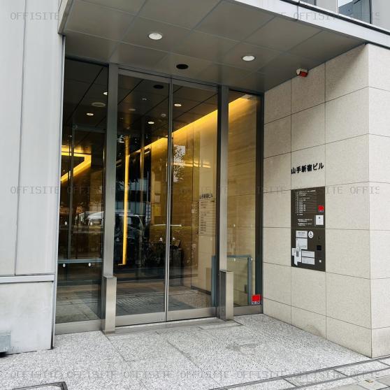 山手新宿ビルのオフィス出入口