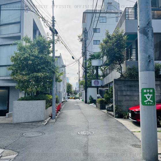 カクセンプレイスの前面道路