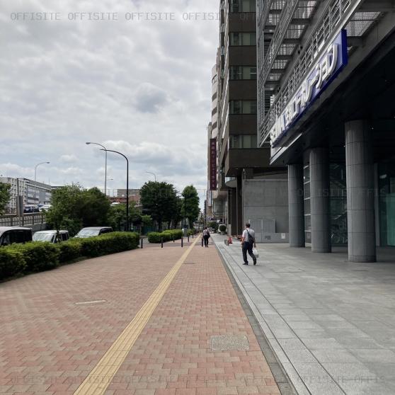 新横浜スクエアビルの前面歩道