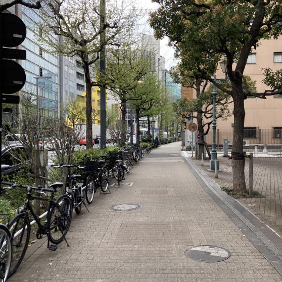 フロンティアグラン西新宿のビル前面道路