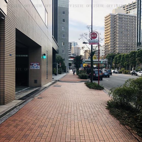 日本弘道会ビルの前面歩道