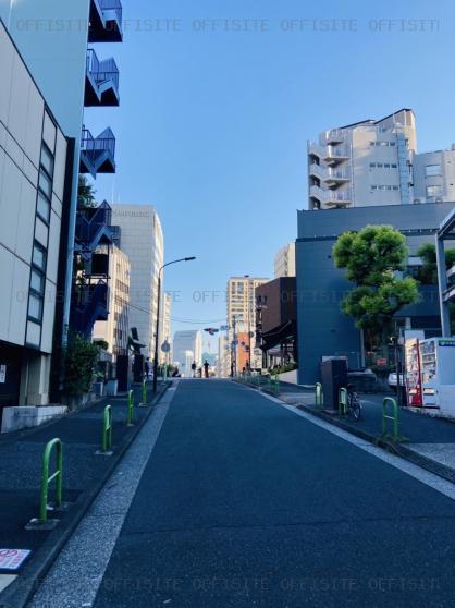 麻布台徳井ビルの前面道路