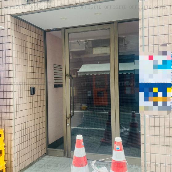 神田吉川ビルのオフィスビル出入口