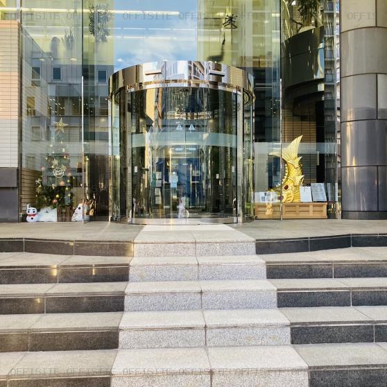 イハラ高輪ビルのオフィスビル出入口