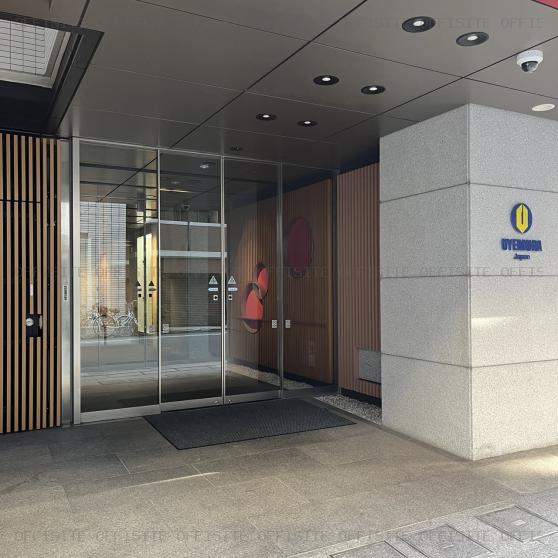 上村工業東京支社ビルのオフィスビル出入口