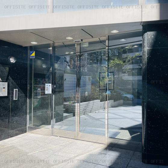 新宿高砂ビルのオフィスビル出入口