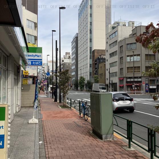 湯島北東ビルのビル前面道路