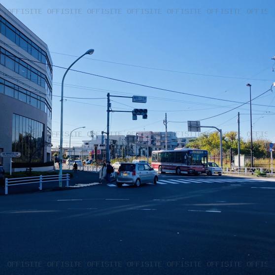 Crobis立川のビル前面道路