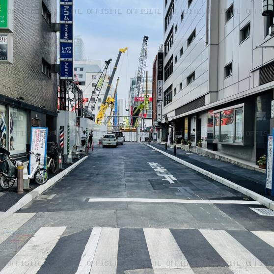 大久保ビルのビル前面道路