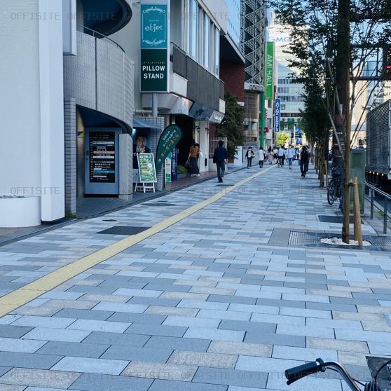 青山ダイヤモンドビルのビル前面道路