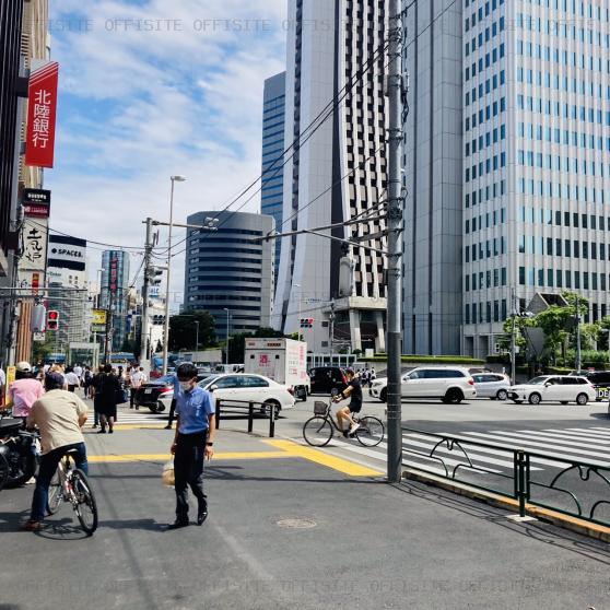 新宿ロイヤルビルのビル前面道路