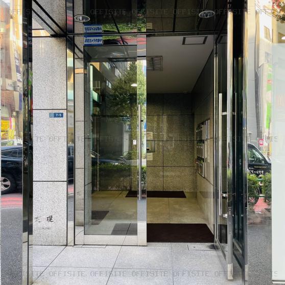 石川興産ビルのオフィスビル出入口