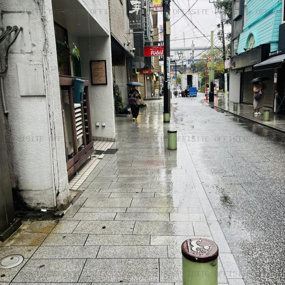 石川町トーセイビルの前面歩道