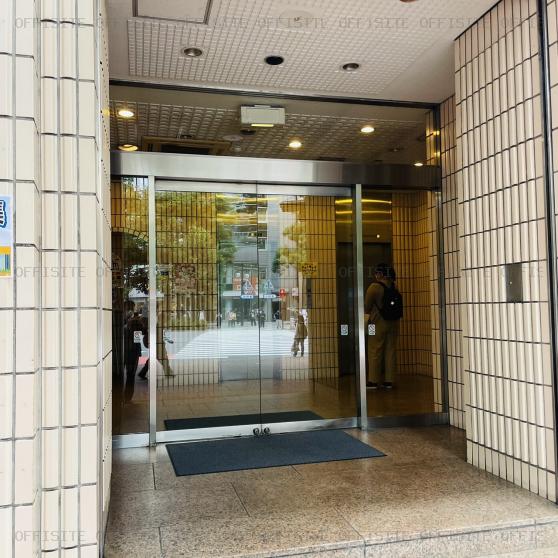 富士喜ビルのオフィスビル出入口