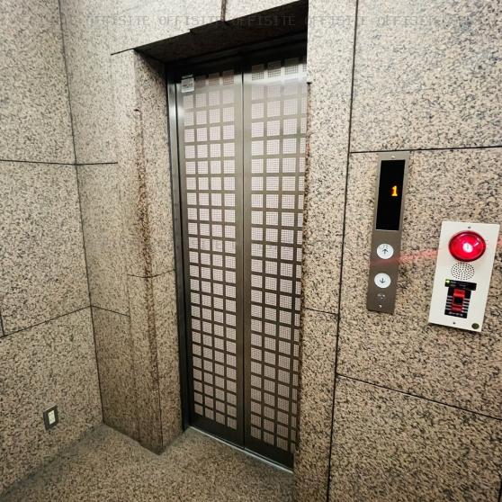 STビルのエレベーター