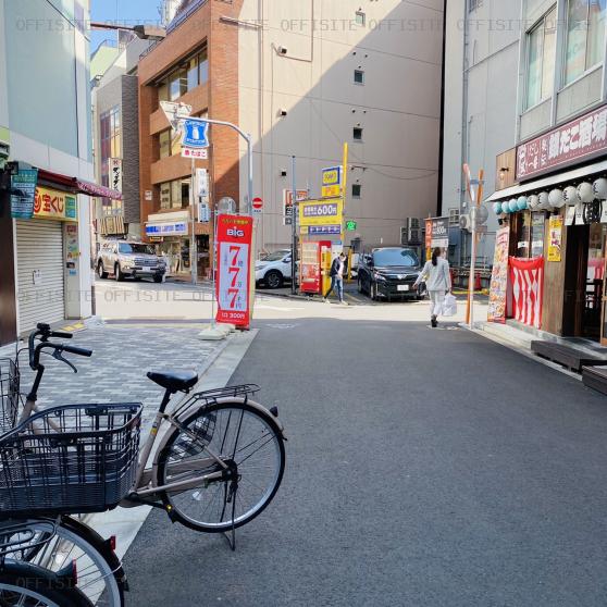 上野駅前ビルのビル前面道路