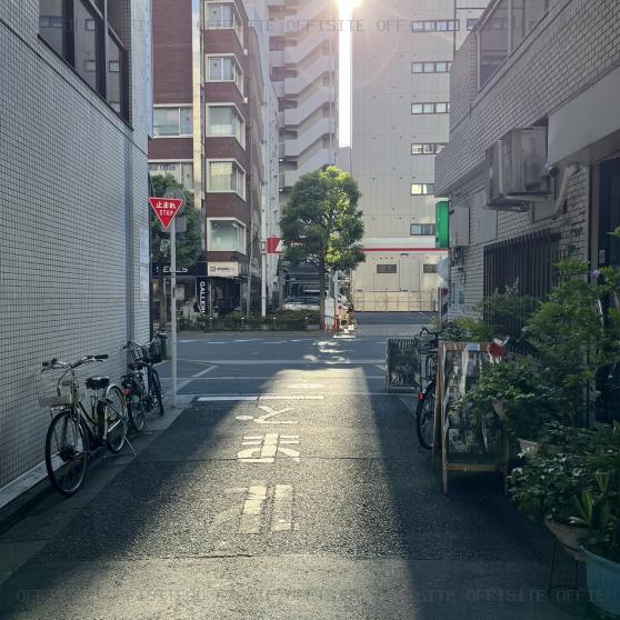 第二日比野ビルのエントランス側道路