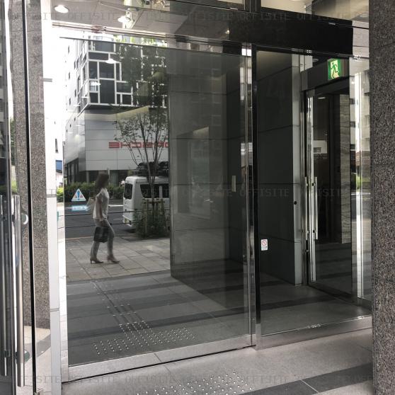 JRE青山クリスタルビルのオフィス出入口