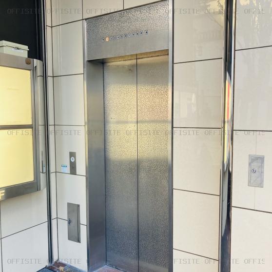 新宿モアビルのエレベーター