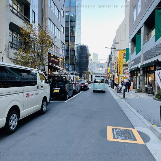 クアトロ室町ビルの日銀通り