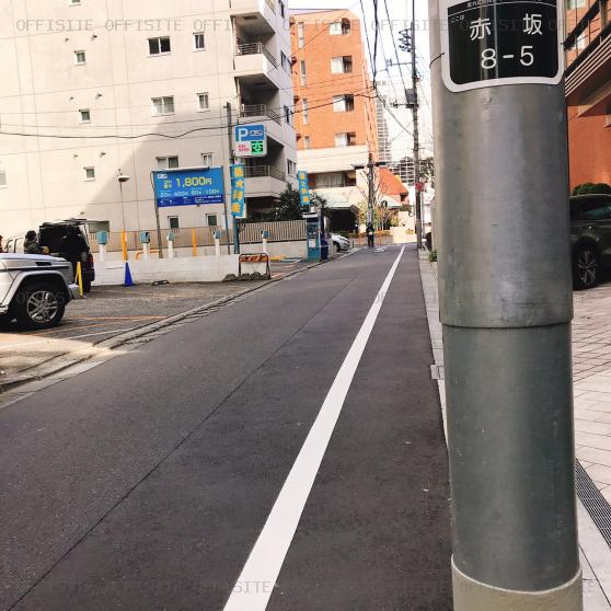 アパートメントカームのビル前面道路