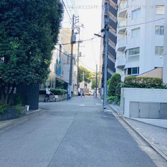 サンフラット飯倉ビルの前面道路