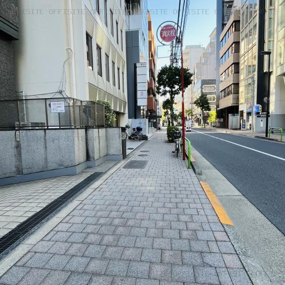 麹町シルクビルの前面歩道