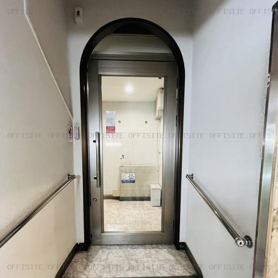 麻布台ナショナルコートのエレベーターホール出入口
