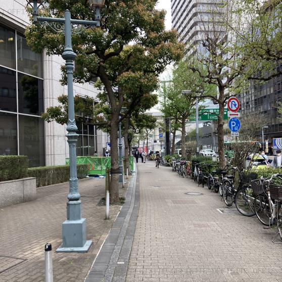 フロンティアグラン西新宿のビル前面道路