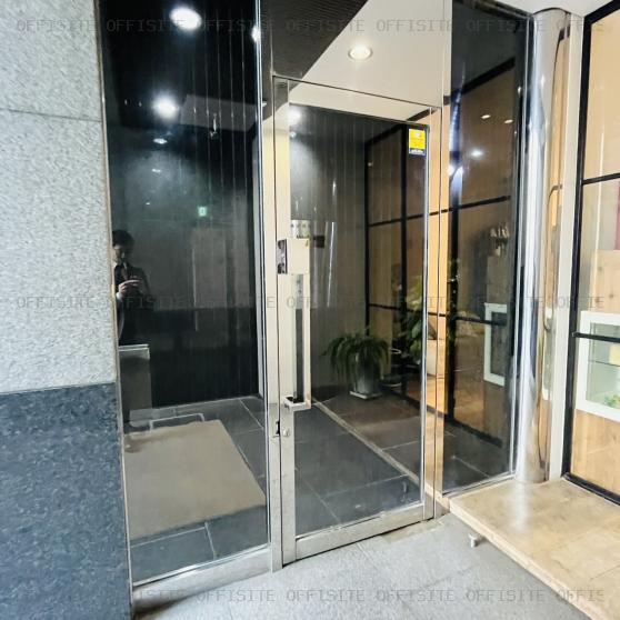 岡田ビルのオフィスビル出入口