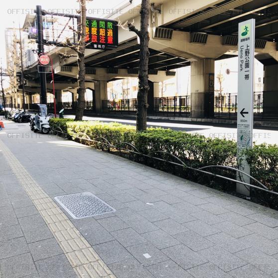 上野トーセイビルのビル前面道路