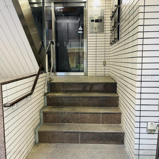 銀座参番館Ⅱのオフィスビル出入口へのアプローチ