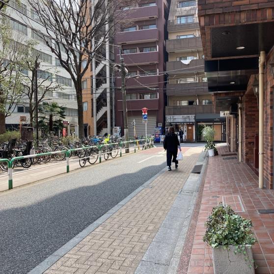 花園公園ビルのビル前面道路